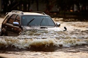 ข้อแนะนำในการขับรถฝ่าน้ำท่วมอย่างไรให้ปลอดภัย
